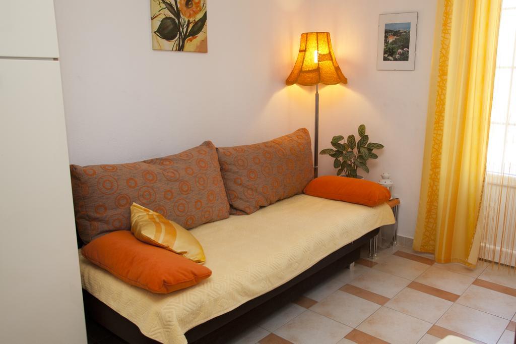 Apartments Marija Vrbnik  Bagian luar foto