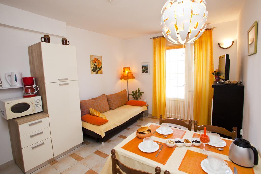 Apartments Marija Vrbnik  Bagian luar foto